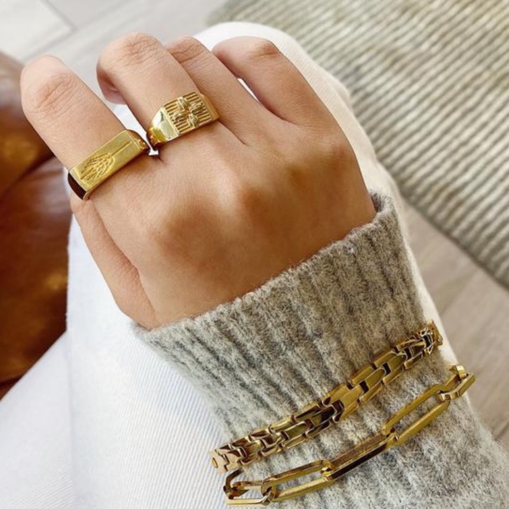 Gold Rectangular Link Chain Bracelet - Picture 6 of 7